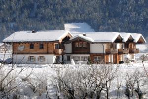 una casa de madera con nieve en el techo en Chalet Schnee, en Mayrhofen