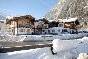 un lodge de esquí en las montañas cubierto de nieve en Chalet Schnee, en Mayrhofen