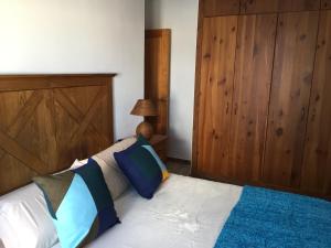 Tempat tidur dalam kamar di Apartamento situado en el centro de Santa Cruz