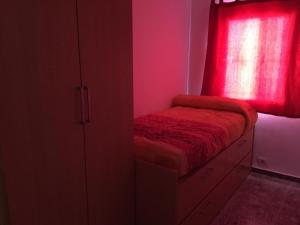 Tempat tidur dalam kamar di Apartamento situado en el centro de Santa Cruz