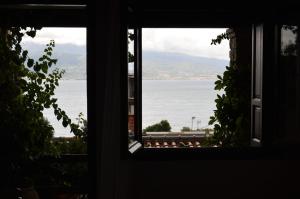 una ventana con vistas al océano en Ilion Hotel, en Nafpaktos