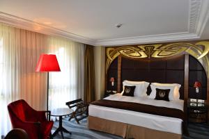 A bed or beds in a room at Warwick Ankara