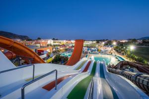 Bazen u objektu Caretta Beach Resort & WaterPark ili u blizini