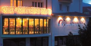 Hotel Millanderhof في بريسانون: مبنى عليه انوار عيد الميلاد