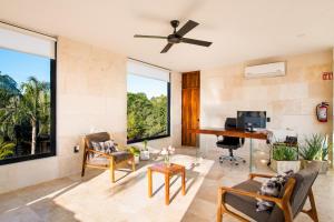 een woonkamer met een piano en een bureau bij Avela Boutique Hotel in Sayulita