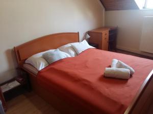 um quarto com uma cama com duas toalhas em Retro Panzió em Pécs