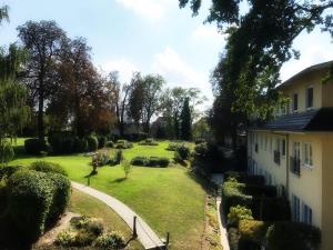 En trädgård utanför FerienResidenz MüritzPark