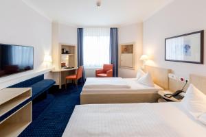 Postel nebo postele na pokoji v ubytování IntercityHotel Magdeburg