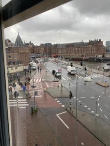 Blick auf eine belebte Stadtstraße mit Fahrzeugen in der Unterkunft Hotel Restaurant Old Bridge in Amsterdam