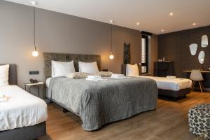 Un pat sau paturi într-o cameră la Boutique Suites Lisse - Keukenhof