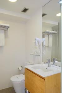 A bathroom at Hotel Laranjeira