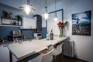 a kitchen with a counter with chairs and a table at Mi&Ti Bed&Breakfast in Vicenza