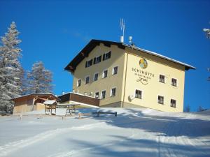 Skihütte Zams في زامز: مبنى كبير في الثلج مغطاة بالثلوج