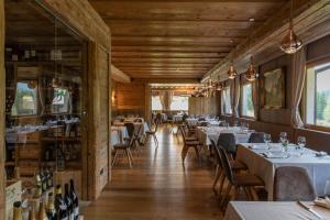 Restorāns vai citas vietas, kur ieturēt maltīti, naktsmītnē Dolomiti Lodge Alverà