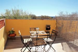 d'une terrasse avec une table et des chaises sur un balcon. dans l'établissement Terraços de Elvas I, à Elvas