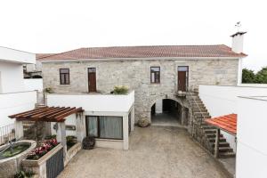 - Vistas al exterior de una casa de piedra con patio en RURAL HOUSE, en Guifões