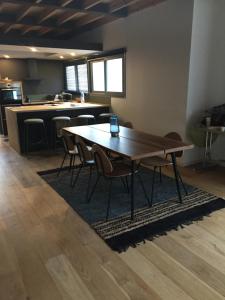 - une table et des chaises dans une pièce avec cuisine dans l'établissement VILLA "Le LOFT", à Wimereux