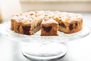 ein Stück Kuchen auf einer Glasplatte auf einem Tisch in der Unterkunft Pension Rosenhof in Linz