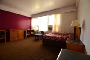 una camera d'albergo con letto e finestra di Hotel Royal Plaza a Winnipeg