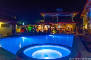 Baseinas apgyvendinimo įstaigoje Alona Vida Beach Hill Resort arba netoliese