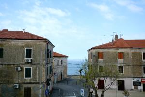 eine Gasse zwischen zwei Gebäuden in einer Stadt in der Unterkunft La Piazza in Umag