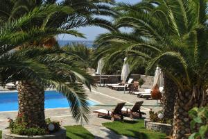 a resort with two palm trees and a swimming pool at Eri Hotel in Parikia