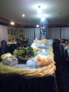 una mesa con comida y flores encima en Hotel Gran Baita, en Folgarida