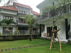 Hello Canggu Homestay tesisinin dışında bir bahçe