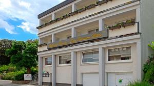 um edifício com um sinal na lateral em Landgasthof Eiserner Ritter em Boppard