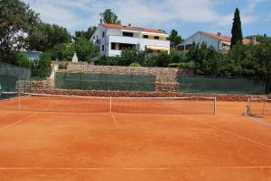 Instalaciones para jugar a tenis o squash en House Anita o alrededores