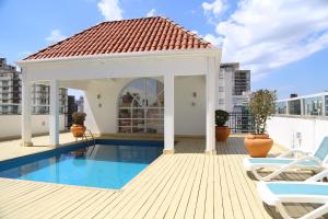 einen Pool mit Pavillon auf einem Gebäude in der Unterkunft Vitória Hotel Residence NewPort in Campinas