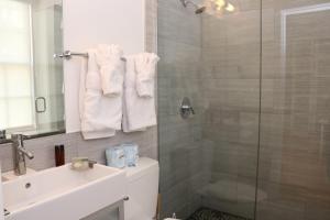 e bagno con doccia, servizi igienici e lavandino. di Downtown Beacon Hill, Convenient, Comfy Studio #10 a Boston