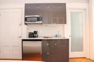 una cucina con elettrodomestici in acciaio inossidabile e forno a microonde di Downtown Beacon Hill, Convenient, Comfy Studio #10 a Boston