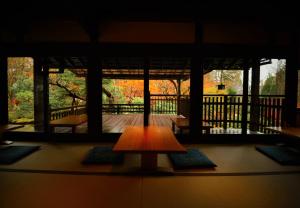 une lampe au milieu d'une pièce avec une terrasse dans l'établissement Japanese Ryokan Seryo, à Kyoto