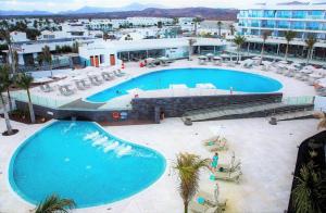 Bazén v ubytovaní Hotel Lava Beach alebo v jeho blízkosti