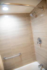 Un baño de Howard Johnson by Wyndham Allentown/Dorney Hotel & Suites