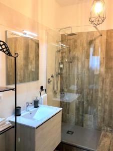 bagno con lavandino e doccia di INDUSTRIAL CHIC HOUSE - Private parking a Orvieto