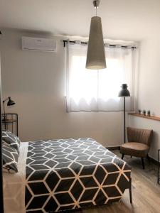 una camera con un letto e una sedia e una finestra di INDUSTRIAL CHIC HOUSE - Private parking a Orvieto