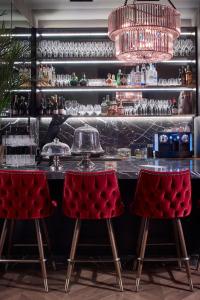 un bar con 2 sillas rojas y un mostrador en Hotel Collect - Adults Only, en Budapest