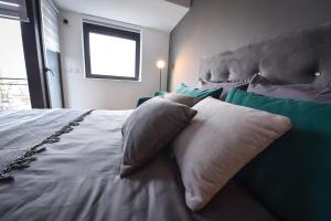 Una cama o camas en una habitación de Urban Apartment