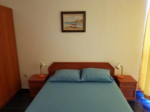 - une chambre avec un lit, 2 tables de chevet et 2 lampes dans l'établissement Riviera Complex 6, à Sveti Vlas