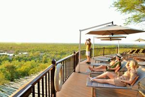 Rõdu või terrass majutusasutuses Victoria Falls Safari Lodge