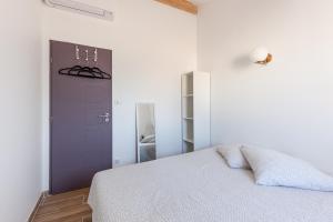 Cama ou camas em um quarto em Alpinias Bed and Breakfast