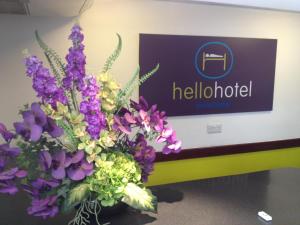 תעודה, פרס, שלט או מסמך אחר המוצג ב-Hello Hotel