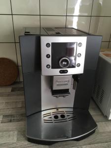 una macchina da caffè con forno a microonde in cima di Apartment Schwarzwald a Lahr