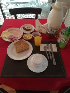 een tafel met borden eten op een rode tafel bij Hostal La Cumbre in Temuco