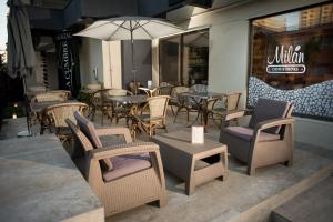 een restaurant met tafels en stoelen en een parasol bij Hostal La Cumbre in Temuco