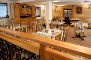 Un restaurante u otro lugar para comer en Chalet Hotel La Tarine