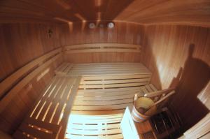 um interior de uma sauna com um banco em Köcks Bed & Breakfast em Galtür