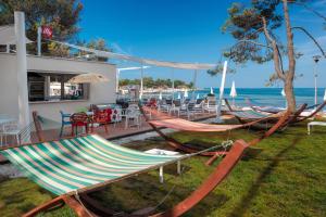 eine Gruppe Hängematten auf einer Terrasse am Meer in der Unterkunft Istrian Villas Plava Laguna in Umag